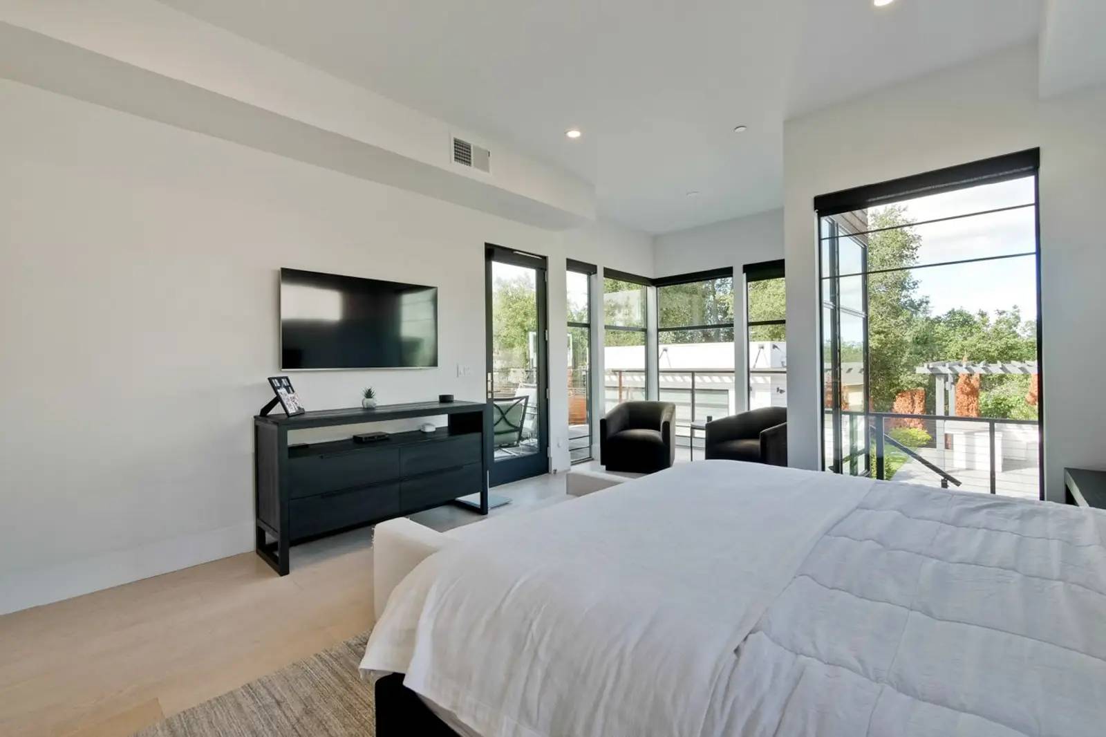 Property Image 100