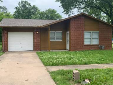 Main picture of 215 E Cereal St