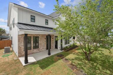 Main picture of 303 Poplar St