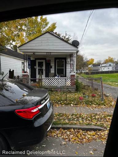 Main picture of 230 E Seventh St