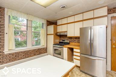 Main picture of 1456 W Addison St