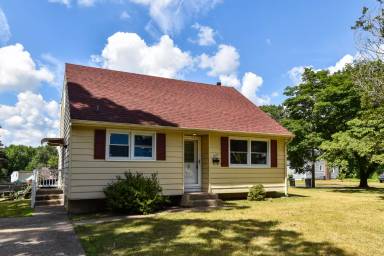 Main picture of 418 Lake Ave