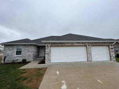 Main picture of 202 W Canterbury Ln