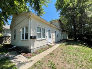 Main picture of 2425 S 15th St