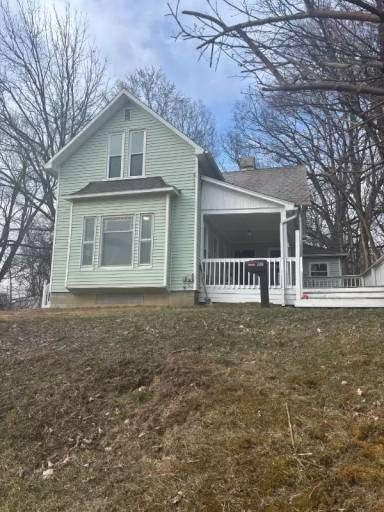 Main picture of 107 W Pleasant St