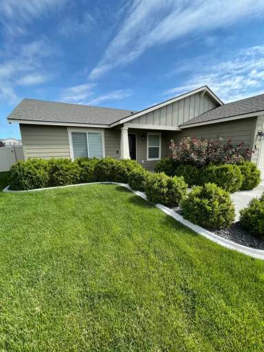 Main picture of 1598 W 44th Pl
