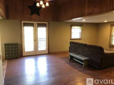 Main picture of 17 Hickory Grove Rd