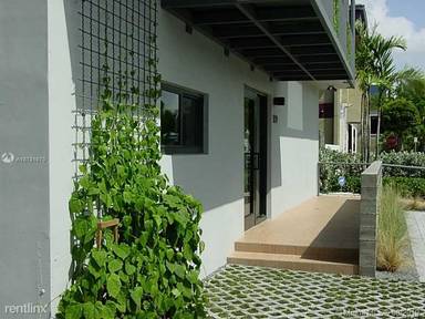 Main picture of 1960 SW 27th Ave