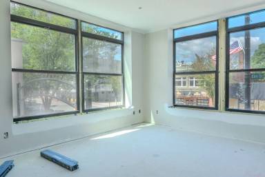 Main picture of 967 Elm St