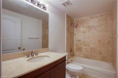 Main picture of 425 NE 30th St