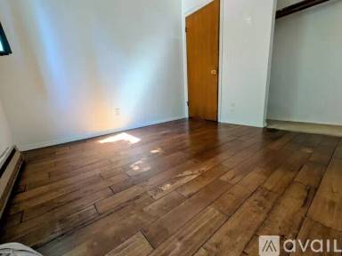Main picture of 5405 SE Lafayette St