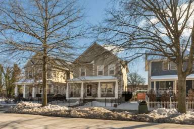Main picture of 2421 Franklin St NE