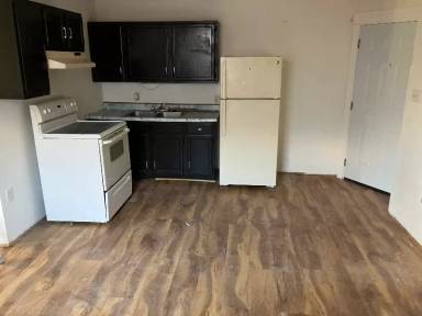 Main picture of 100 E Main St