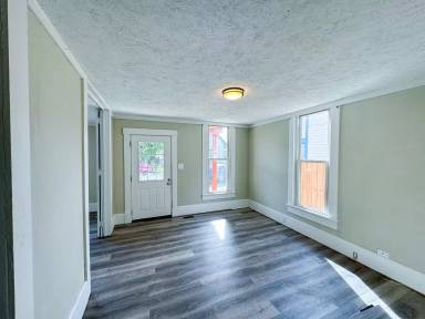 Main picture of 1906 Charles St
