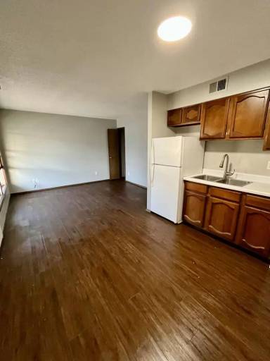 Main picture of 120-130 Sherwood Ct