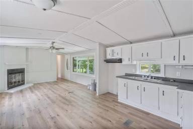 Main picture of 220 Lakeshore Dr