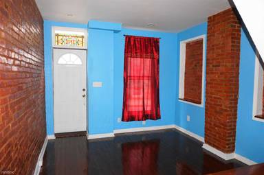 Main picture of 121 N Port St