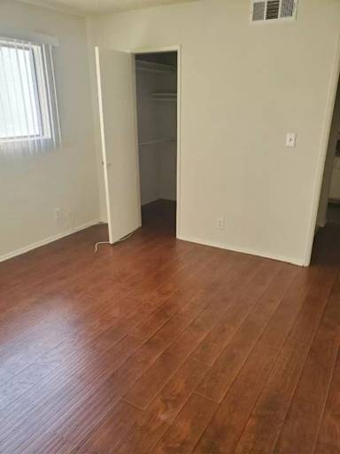Main picture of 5227 Hermitage Ave