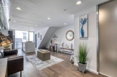 Main picture of 641 W Oxford St