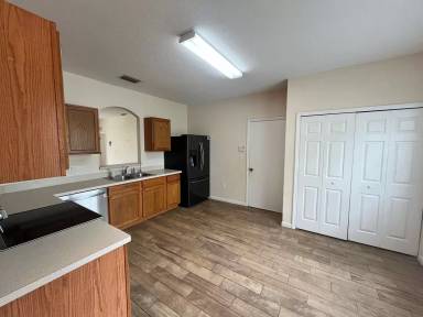Main picture of 990 Toluca St SE