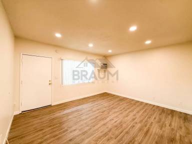 Main picture of 15546 Vanowen St