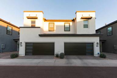 Main picture of 3033 N 37th Way