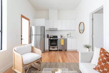 Main picture of 121 N Berendo St