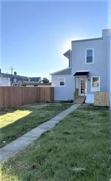 Main picture of 21 W Winona Ave