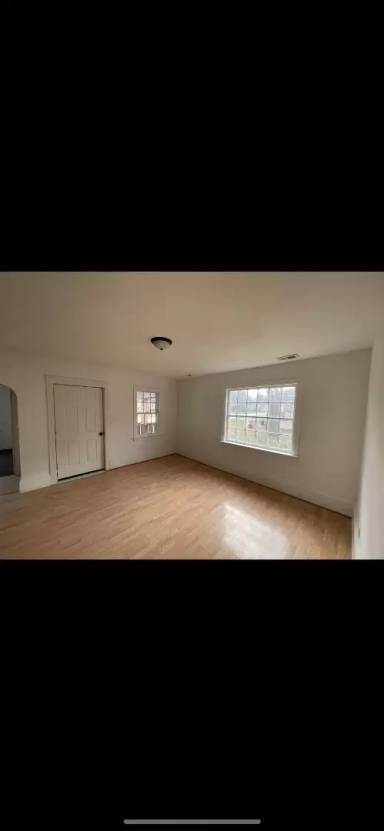 Main picture of 1537 Bay St