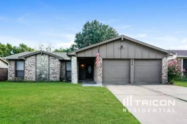Main picture of 920 W Embercrest Dr