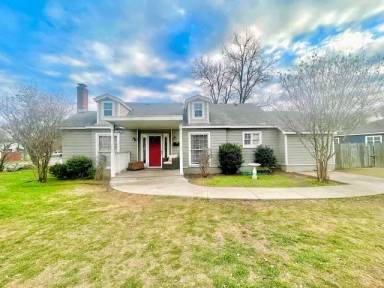 Main picture of 3600 Sanger Ave