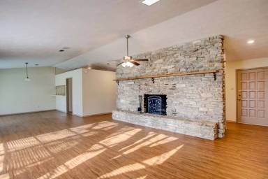Main picture of 114 Oakview Dr