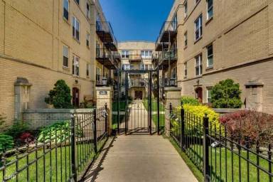 Main picture of 4014 N Albany Ave