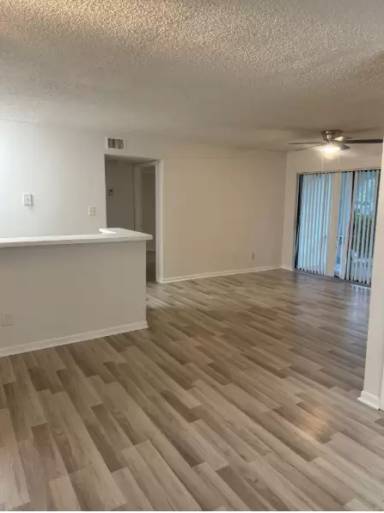 Main picture of 560 S Park Rd