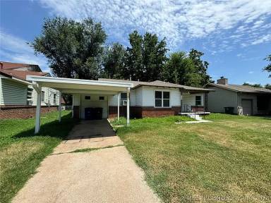 Main picture of 1127 E 49th St