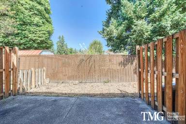Main picture of 693 32nd St
