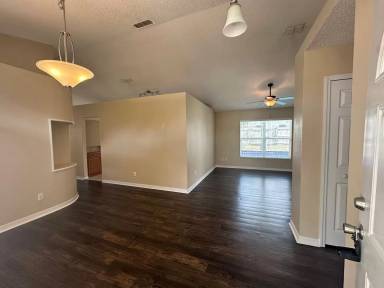 Main picture of 2917 Hunters Ln