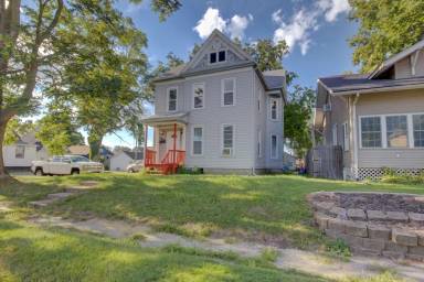 Main picture of 2421 8 1/2 Ave