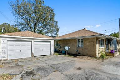 Main picture of 411 S Oliver Ave