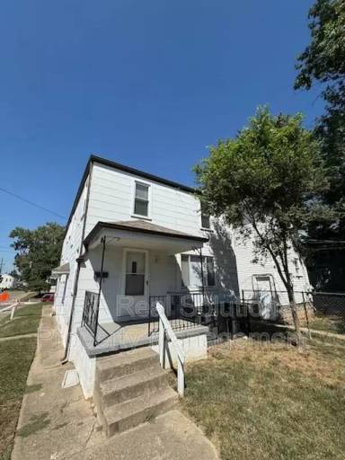 Main picture of 1074 Siebert St