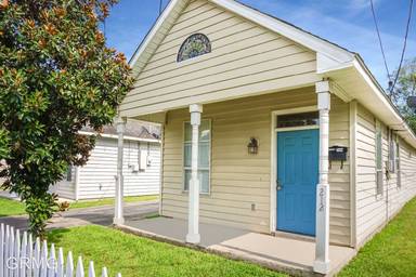 Main picture of 210 E Church St