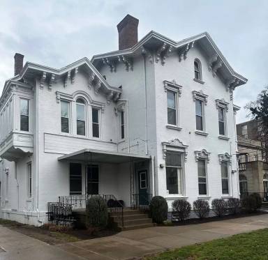 Main picture of 238 W 6th St