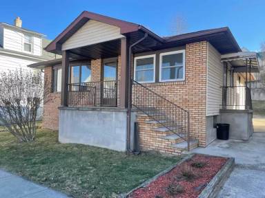 Main picture of 120 E Elm St