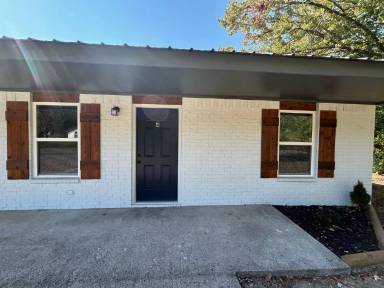Main picture of 209 W Leftwich