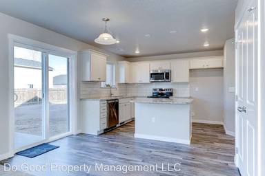 Main picture of 86 W Yosemite St