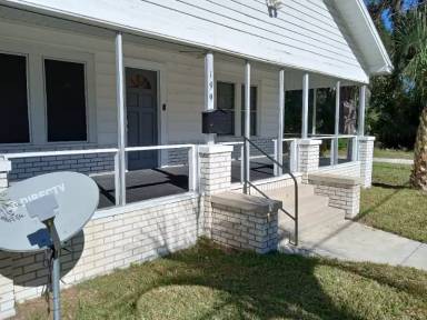 Main picture of 199 SE Camp St