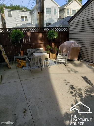 Main picture of 1462 W Irving Park Rd