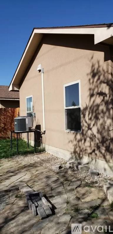 Main picture of 1703 N Taylor Cir