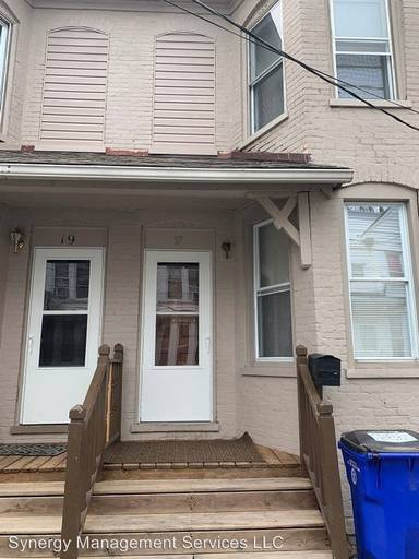 Main picture of 17 E Lee St