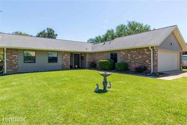 Main picture of 405 Windsor Dr